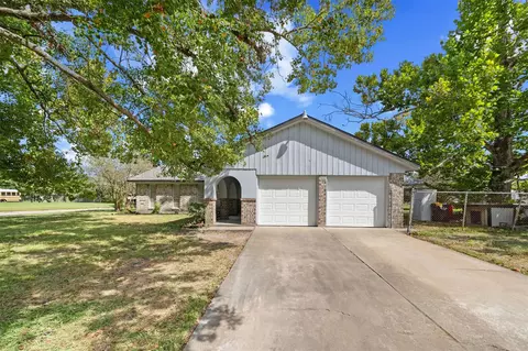 601 Midway Dr, Baytown, TX 77521