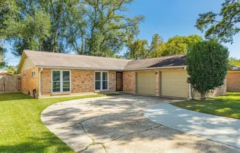820 Perry St, Angleton, TX 77515