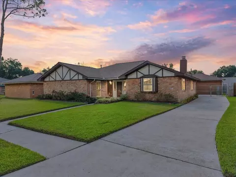 1918 Crooked Creek Ln, Pearland, TX 77581
