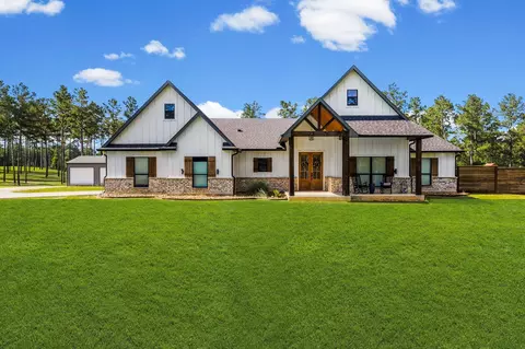 309 Rolling Pines Dr, Livingston, TX 77351