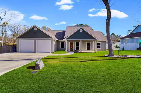 308 Resort Dr, Livingston, TX 77351