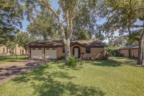 332 Crestwood St, Clute, TX 77531