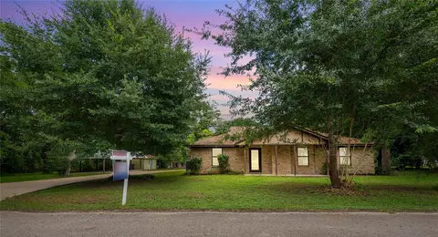 211 Brantley Ln, Magnolia, TX 77354