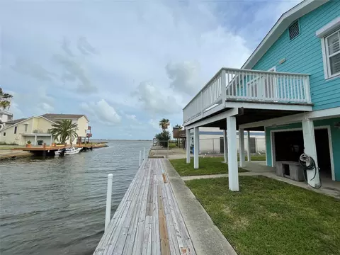 1028 Cozy Cove Ln, Galveston, TX 77554