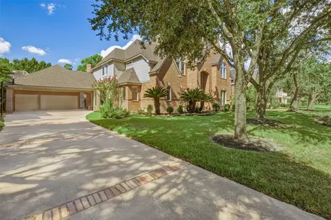 Exterior - 16111 Wimbledon Forest Dr, Spring, TX 77379 photo 2 of 7