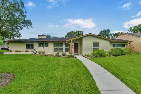 18514 Capetown Dr, Nassau Bay, TX 77058