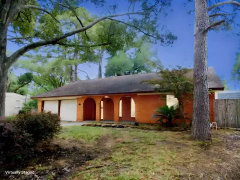 913 Marys Ct, Friendswood, TX 77546