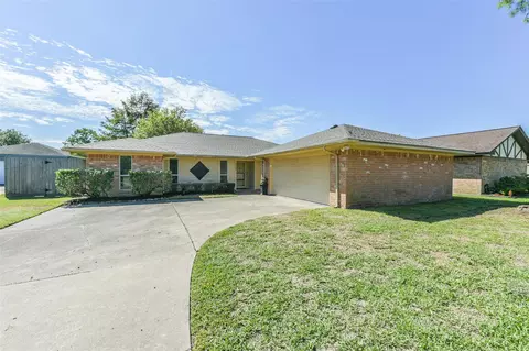 1916 Crooked Creek Ln, Pearland, TX 77581