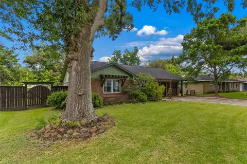 1413 Lawn Dr, Angleton, TX 77515