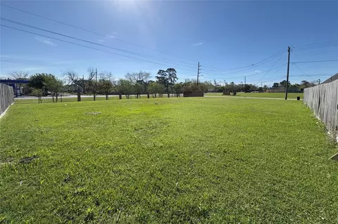 702 Shady River Rd, La Porte, TX 77571
