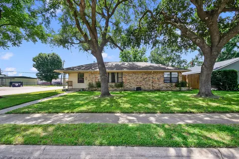 4923 Saxon Dr, Houston, TX 77092