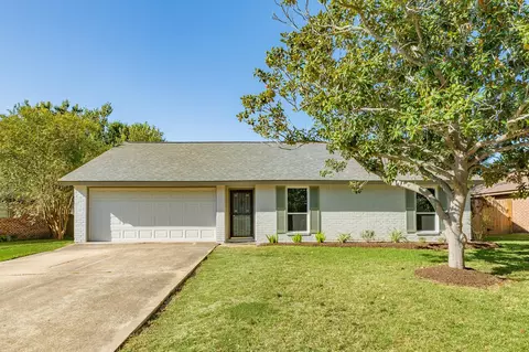 54 Blackgum Ct, Lake Jackson, TX 77566