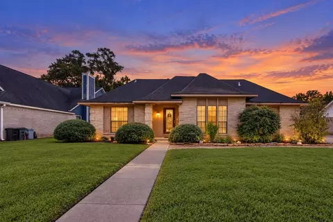 112 Raintree Ln, Lake Jackson, TX 77566