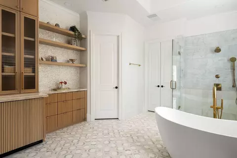 Bath - 53 Pine Brook Ct, Shenandoah, TX 77381 photo 3 of 6