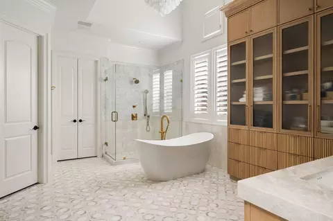 Bath - 53 Pine Brook Ct, Shenandoah, TX 77381 photo 2 of 6