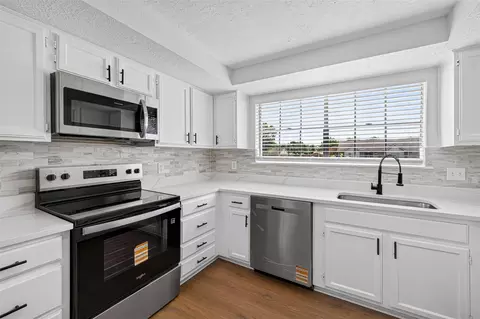 10102 Old Towne Ln, Sugar Land, TX 77498