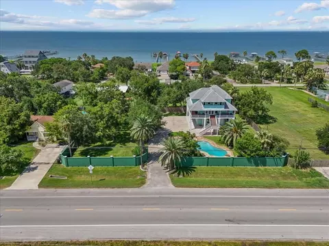 2564 E Bayshore Dr, Dickinson, TX 77539
