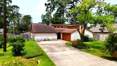 7307 Ironwood Ln N, Baytown, TX 77521