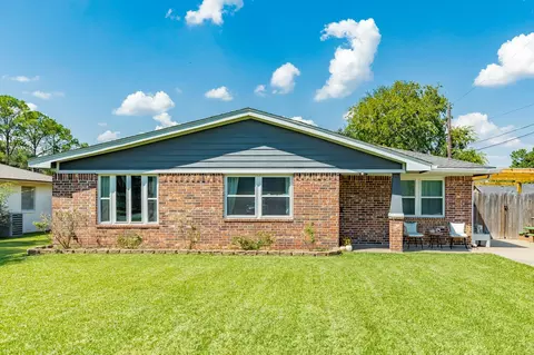 5206 6th St, Danbury, TX 77534