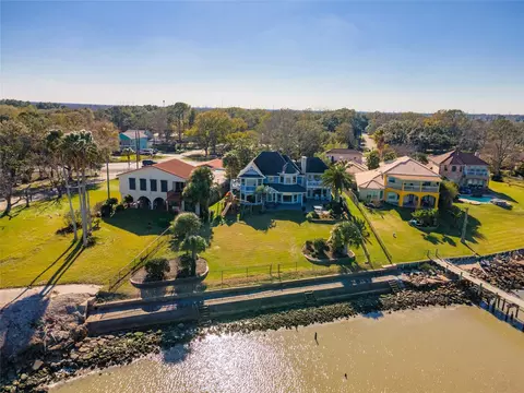 5123 W Bayshore Dr, Bacliff, TX 77518