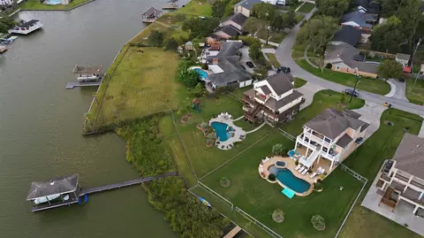 2009 Oceanview Dr, Seabrook, TX 77586