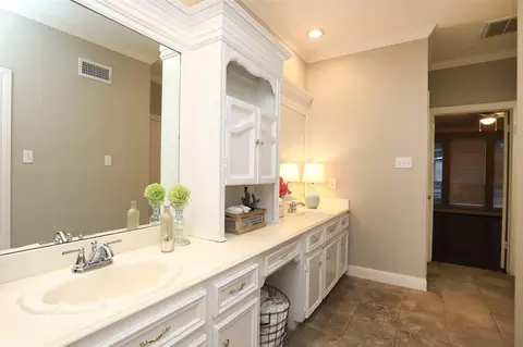 Bath - 7906 Tizerton Ct, Spring, TX 77379 photo 2 of 8
