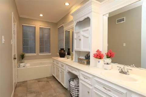 Bath - 7906 Tizerton Ct, Spring, TX 77379 photo 1 of 8