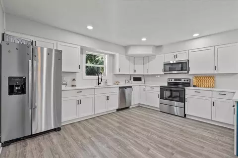 802 18th Ave N, Texas City, TX 77590