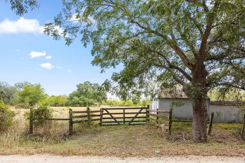 1268 Stokes Rd, Fayetteville, TX 78940