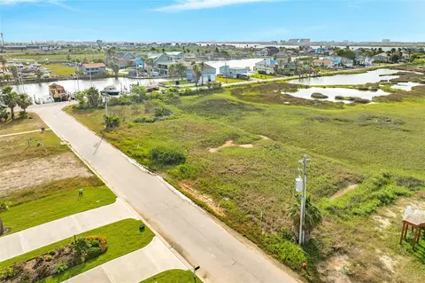 9115 W Bay Rd, Galveston, TX 77554