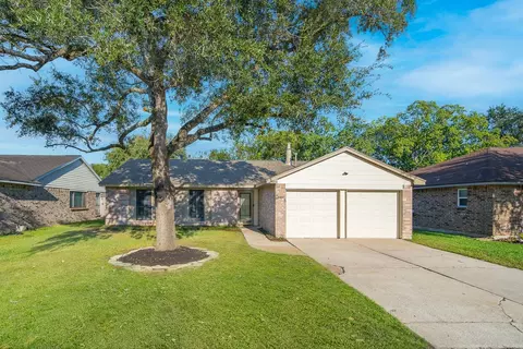 120 Meadow Bend St, League City, TX 77573