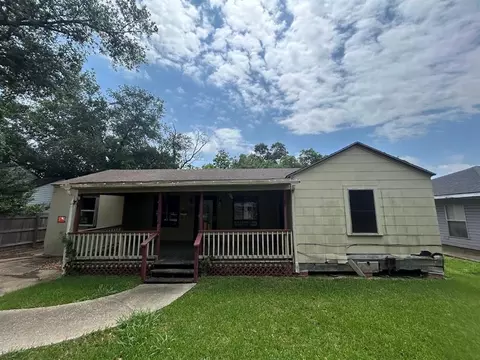 6136 25th St, Groves, TX 77619
