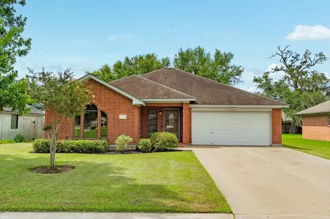 105 Washington Ave, Clute, TX 77531