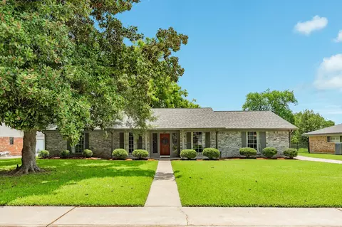 320 Linden Ln, Lake Jackson, TX 77566