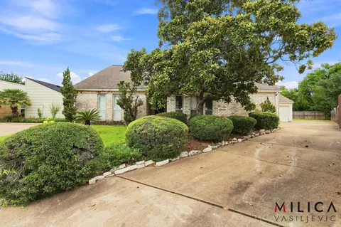 14102 Woodnook Dr, Houston, TX 77077