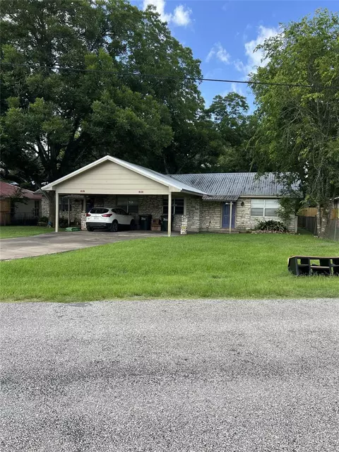 417 North St, Columbus, TX 78934