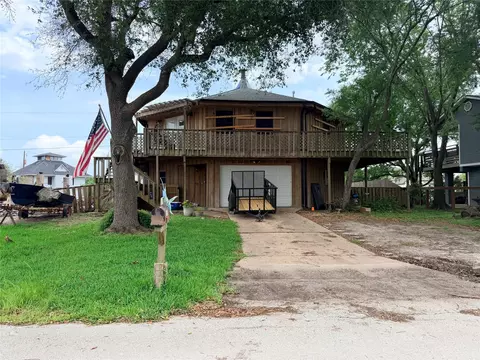 5002 Captains Dr, Dickinson, TX 77539