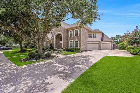 212 Falcon Lake Cir, Friendswood, TX 77546