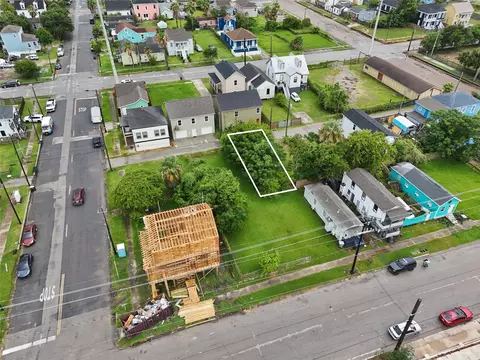 3909 Winnie Rear St, Galveston, TX 77550