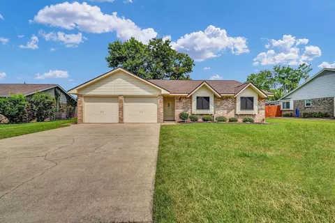 528 Daffodil St, Lake Jackson, TX 77566