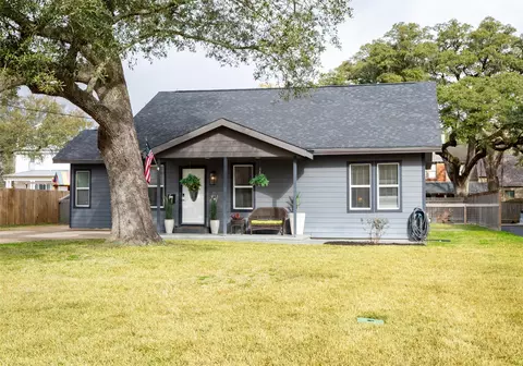711 4th St, Sealy, TX 77474