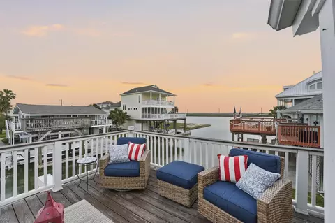 16635 Jamaica Cove Rd, Jamaica Beach, TX 77554