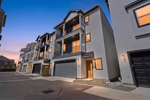 1422 W 34th 12 St, Houston, TX 77018