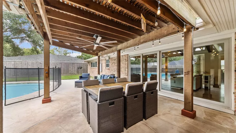 Exterior - 11003 Crestmore St, Houston, TX 77096 photo 2 of 4