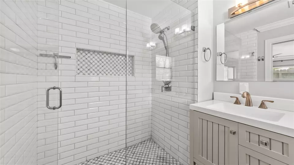 Bath - 11003 Crestmore St, Houston, TX 77096 photo 2 of 4