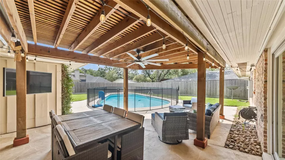 Exterior - 11003 Crestmore St, Houston, TX 77096 photo 3 of 4