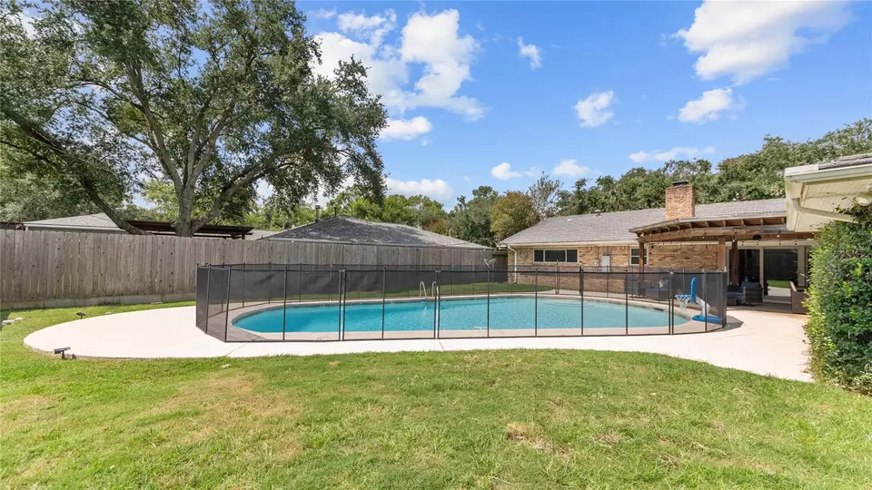 Exterior - 11003 Crestmore St, Houston, TX 77096 photo 4 of 4