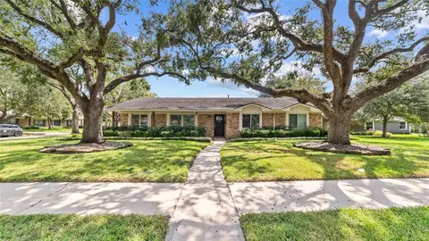 Exterior - 11003 Crestmore St, Houston, TX 77096 photo 1 of 4