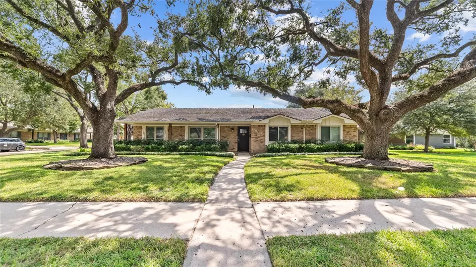 Exterior - 11003 Crestmore St, Houston, TX 77096 photo 1 of 4