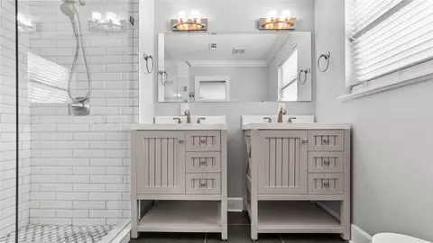 Bath - 11003 Crestmore St, Houston, TX 77096 photo 1 of 4